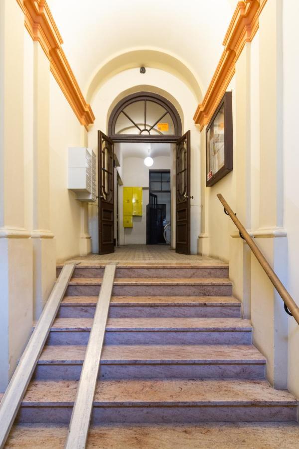 Lilly Apartment Main Train Station Old Town By The Castle Suites Krakau Exterior foto